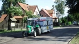 Podróżuje przez Polskę traktorem z przyczepą kempingową - zdjęcie 11